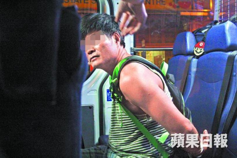 ■涉拳毆女車長的54歲姓陳男子被鎖上手銬押上警車。黎家駒攝■事發後,巴士在路旁停下。■躁男(圓圈示)被包圍期間,再毆打其中一名黃姓男乘客。■見義勇為的姓黃男乘客頸部及手腕受傷。 ■涉拳毆女車長的54歲姓陳男子被鎖上手銬押上警車。黎家駒攝■事發後,巴士在路旁停下。■躁男(圓圈示)被包圍期間,再毆打其中一名黃姓男乘客。■見義勇為的姓黃男乘客頸部及手腕受傷。