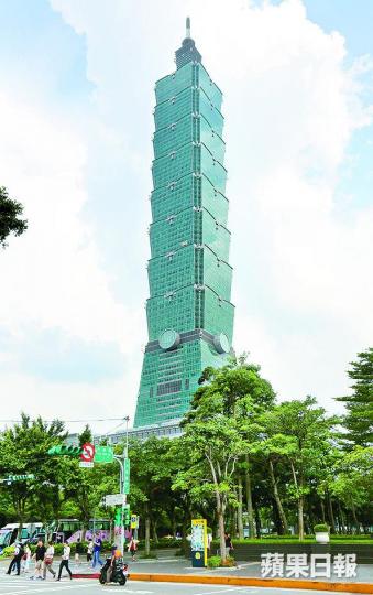 ■台放寬港澳居民入境要求,護照有效期只需3個月,料吸引更多遊客;圖為台北101大樓。資料圖片 ■台放寬港澳居民入境要求,護照有效期只需3個月,料吸引更多遊客;圖為台北101大樓。資料圖片