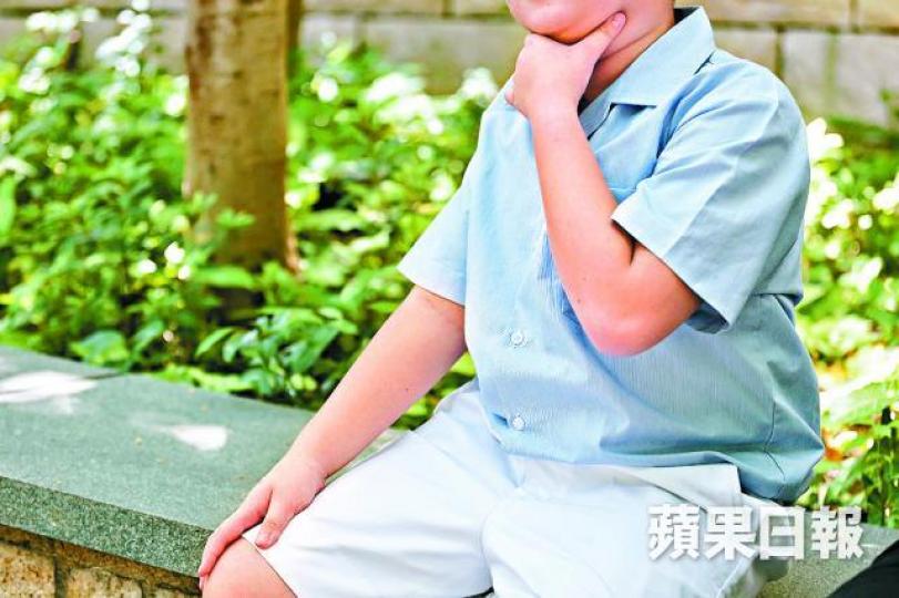 ■涉事學生曾向傳媒示範教師如何叉頸。資料圖片 ■涉事學生曾向傳媒示範教師如何叉頸。資料圖片