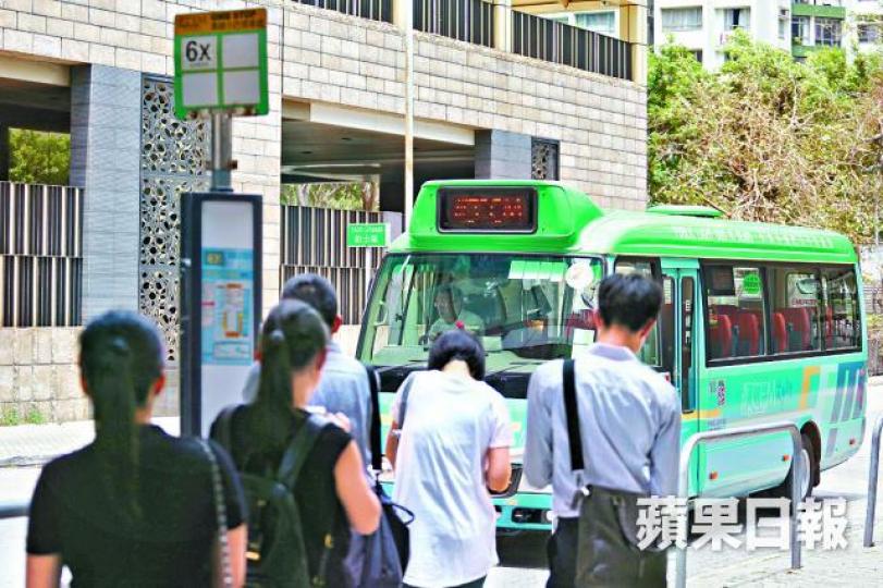 ■由黃埔花園去尖沙嘴漢口道的「6X」線客量急跌一半。何頴賢攝 ■由黃埔花園去尖沙嘴漢口道的「6X」線客量急跌一半。何頴賢攝