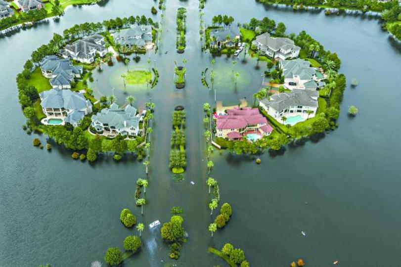 ■侯斯頓行車橋完全淹沒在洪水中。美聯社■水災加上高溫,令Arkema化工廠發生爆炸。 ■侯斯頓行車橋完全淹沒在洪水中。美聯社■水災加上高溫,令Arkema化工廠發生爆炸。