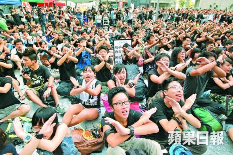 ■2012年大批市民包圍政總靜坐,向國教說不。■鄭家朗指通識教材限制學生思考。 ■2012年大批市民包圍政總靜坐,向國教說不。■鄭家朗指通識教材限制學生思考。