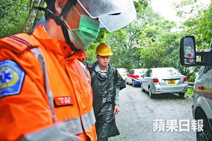 ■當日男行山者獲救後由消防帶落山。 ■當日男行山者獲救後由消防帶落山。