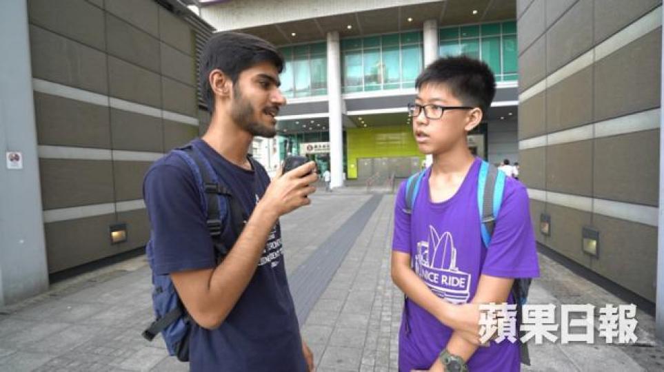 ■Ali嘗試進行街頭訪問。 ■Ali嘗試進行街頭訪問。