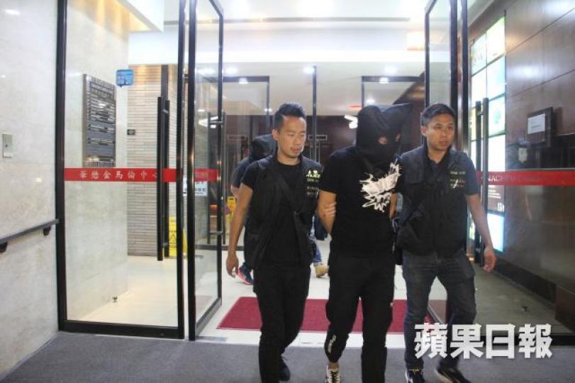 ■警方拘捕兩名黑漢。 ■警方拘捕兩名黑漢。