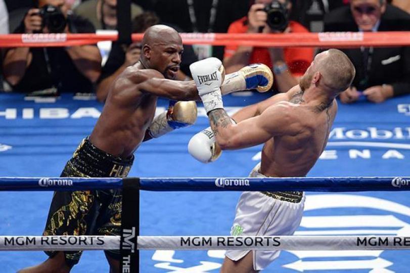 ■拳王Mayweather(左)不敗之道,就是懂得保存實力。 資料圖片 ■拳王Mayweather(左)不敗之道,就是懂得保存實力。 資料圖片