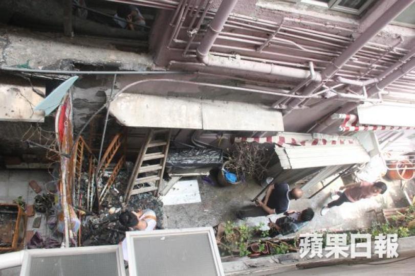 ■火警發生後,洗衣機及分體冷氣機的排氣扇嚴重焚毀。梁澤岡攝 ■火警發生後,洗衣機及分體冷氣機的排氣扇嚴重焚毀。梁澤岡攝