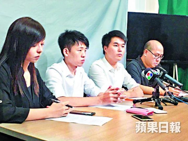 ■新澳門學社的副理事長蘇嘉豪(右二)昨在記者會促政府問責。 ■新澳門學社的副理事長蘇嘉豪(右二)昨在記者會促政府問責。