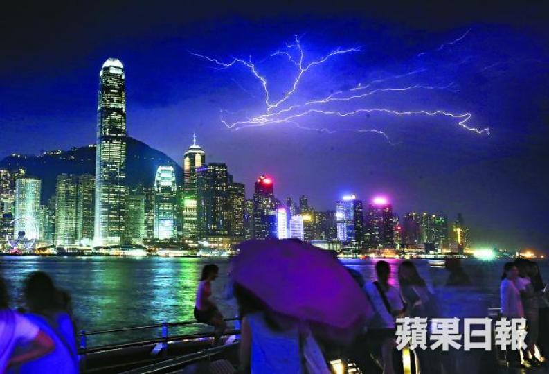 ■受熱帶氣旋影響,本港昨日天氣不穩,維港晚上行雷閃電。何家達攝 ■受熱帶氣旋影響,本港昨日天氣不穩,維港晚上行雷閃電。何家達攝