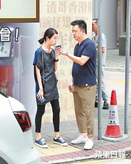 ■Eric對近日忙於開分店而消瘦的小環照顧有加。■小環今年曾擺賣年宵熟食攤檔,親力親為。資料圖片■小環的尖沙嘴店去年開張時,找來好友鍾沛枝(左)撐場。資料圖片■小環昨日同老公到鰂魚涌新店,視察裝修進度。 ■Eric對近日忙於開分店而消瘦的小環照顧有加。■小環今年曾擺賣年宵熟食攤檔,親力親為。資料圖片■小環的尖沙嘴店去年開張時,找來好友鍾沛枝(左)撐場。資料圖片■小環昨日同老公到鰂魚涌新店,視察裝修進度。