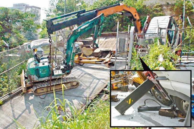 ■吊臂車停在深水埗郝德傑道水務署工場,準備吊走挖泥機,其間墊着吊臂車右邊支架的木枕疑發霉裂開移位(小圖),支架機腳隨勢鋤地斷開。■吊臂車向右翻側,在車旁操作的工人走避不及,胸口被車身猛撞重傷倒地,送院不治。簡明恩攝 ■吊臂車停在深水埗郝德傑道水務署工場,準備吊走挖泥機,其間墊着吊臂車右邊支架的木枕疑發霉裂開移位(小圖),支架機腳隨勢鋤地斷開。■吊臂車向右翻側,在車旁操作的工人走避不及,胸口被車身猛撞重傷倒地,送院不治。簡明恩攝