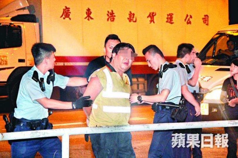 ■警員拘捕41歲涉案男子,其衣襟染有血迹。 ■警員拘捕41歲涉案男子,其衣襟染有血迹。