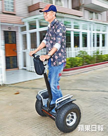 ■葉振棠因視力不好未能揸車,但踩電動平衡車便沒有問題。■葉振棠愛玩航拍,可靠iPad看到模型飛機。■葉振棠前年失去老伴于楓後,沒打算再找紅顏知己。 ■葉振棠因視力不好未能揸車,但踩電動平衡車便沒有問題。■葉振棠愛玩航拍,可靠iPad看到模型飛機。■葉振棠前年失去老伴于楓後,沒打算再找紅顏知己。