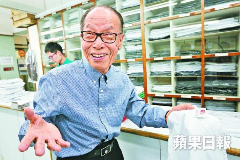 ■金綸老闆林松坡未認老,誓要工作至「唔郁得」。何頴賢攝■金綸總店設小型工場,即場為校服加校章、改褲腳。 ■金綸老闆林松坡未認老,誓要工作至「唔郁得」。何頴賢攝■金綸總店設小型工場,即場為校服加校章、改褲腳。
