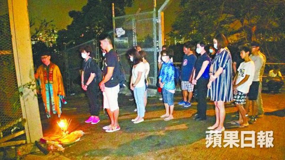 ■死者妻兒(左二及三)與親友昨晚到現場拜祭。姜偉康攝 ■死者妻兒(左二及三)與親友昨晚到現場拜祭。姜偉康攝