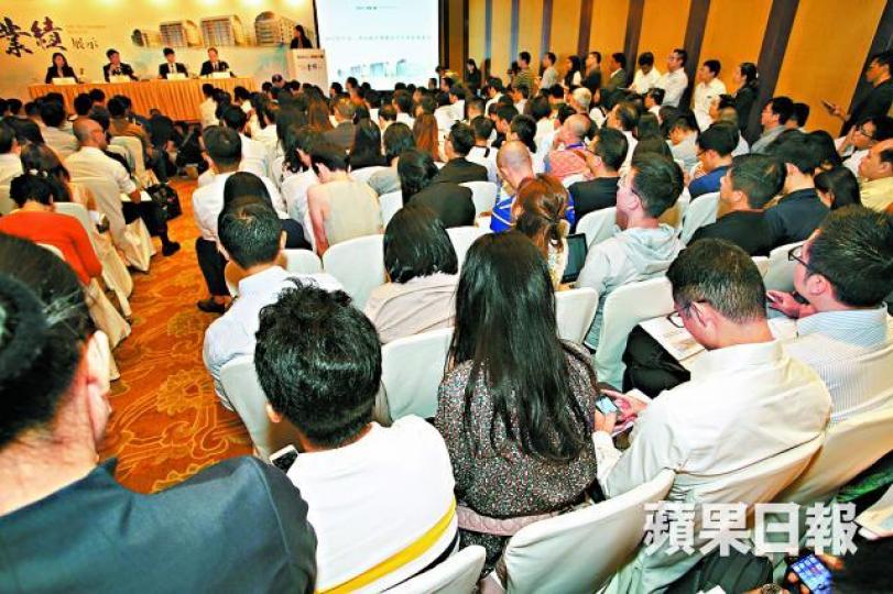 ■融創昨公佈中期業績,吸引多間媒體採訪。
■融創昨公佈中期業績,吸引多間媒體採訪。