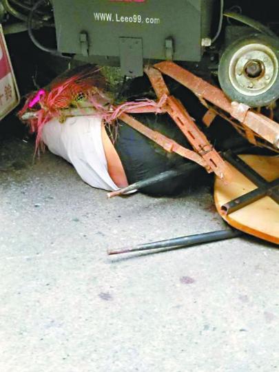 ■62歲姓周婦人當時被困在車底,動彈不得。互聯網
■62歲姓周婦人當時被困在車底,動彈不得。互聯網