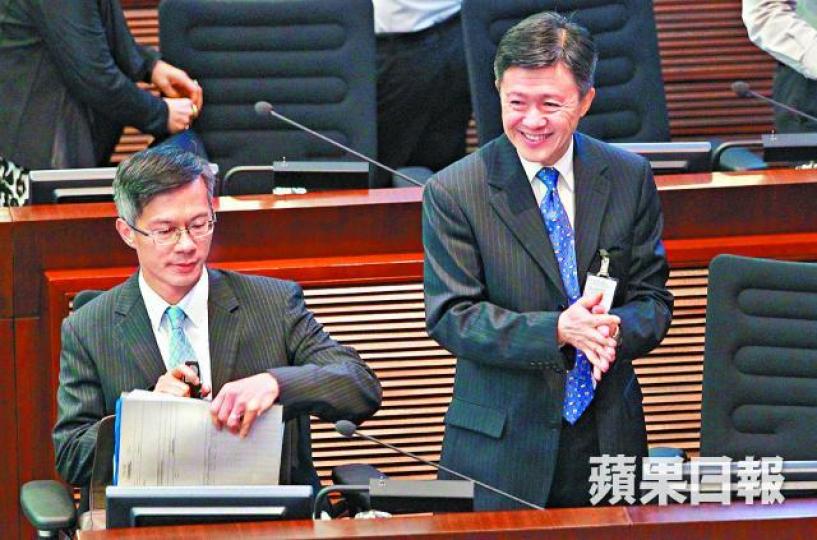 ■白韞六(右)指丘樹春(左)是以「行政方便」方式署任執行處首長。資料圖片
■白韞六(右)指丘樹春(左)是以「行政方便」方式署任執行處首長。資料圖片