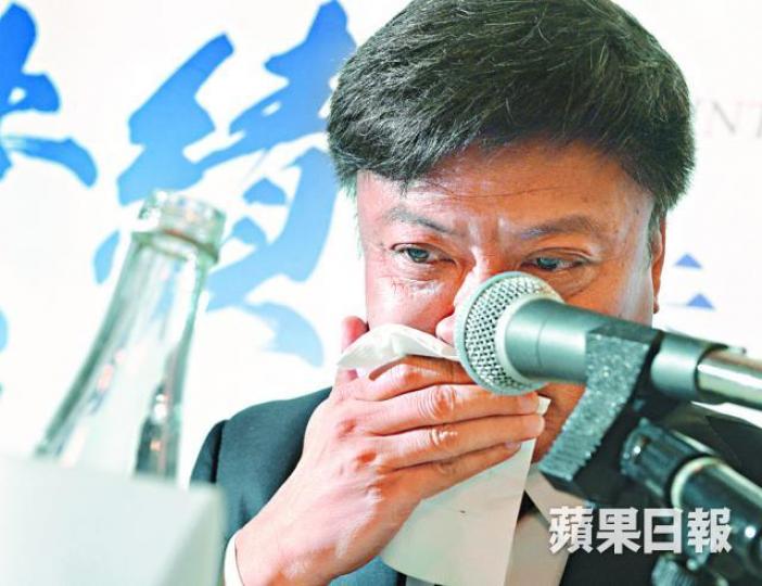 ■孫宏斌昨在業績會上談及樂視時,一度哽咽並用紙巾拭淚。 ■孫宏斌昨在業績會上談及樂視時,一度哽咽並用紙巾拭淚。