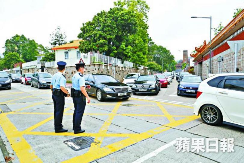 ■警方在塞車黑點之一的九龍塘學校區疏導交通。 ■警方在塞車黑點之一的九龍塘學校區疏導交通。