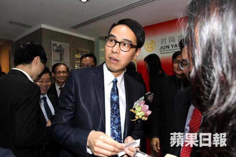 ■君陽證券董事兼行政總裁鄧聲興在股評界有「師奶殺手」之稱。 資料圖片
■君陽證券董事兼行政總裁鄧聲興在股評界有「師奶殺手」之稱。 資料圖片