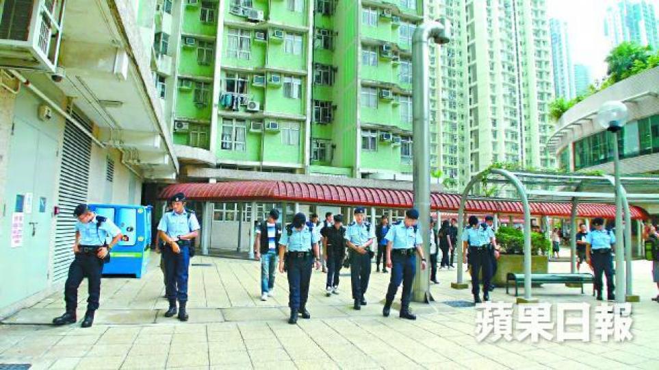 ■大批警員昨到明覺樓對開一帶空地蒐證。 張培生攝
■大批警員昨到明覺樓對開一帶空地蒐證。 張培生攝
