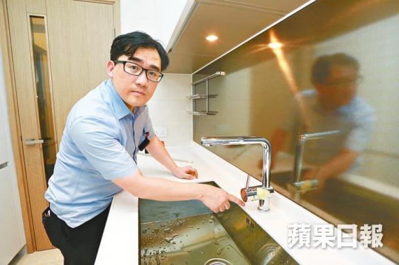 ■買入Peninsula East兩房戶的高海寧(左)近日收樓。 互聯網
■買入Peninsula East兩房戶的高海寧(左)近日收樓。 互聯網