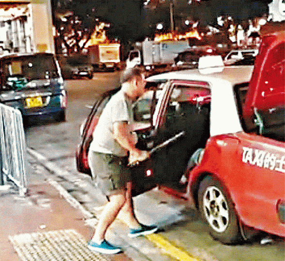 ■兩乘客無奈落車,行動不便的女乘客更遭嚇喊。
■兩乘客無奈落車,行動不便的女乘客更遭嚇喊。