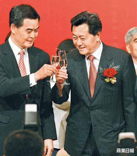 ■民建聯2014年舉行籌款晚會,李剛的畫作《竹風》由何超瓊以500萬元投得。
■民建聯2014年舉行籌款晚會,李剛的畫作《竹風》由何超瓊以500萬元投得。