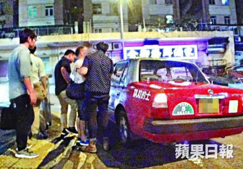 ■司機昨晚交更時,被埋伏探員拘捕帶署調查。溫瑞麟攝
■司機昨晚交更時,被埋伏探員拘捕帶署調查。溫瑞麟攝