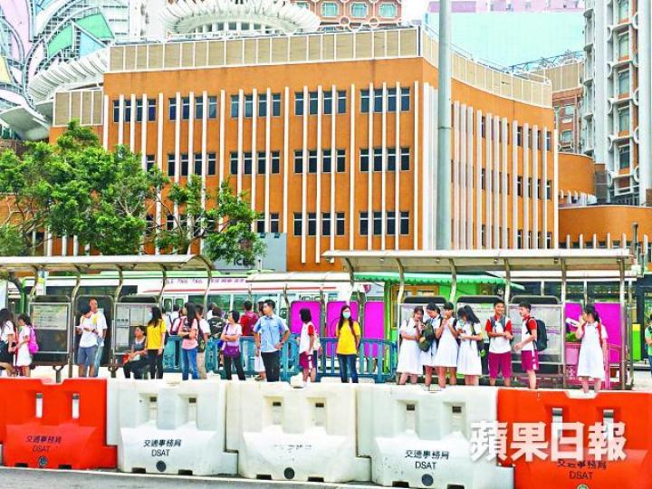 ■澳門亞馬喇前地巴士轉乘站昨早迎來大批學生候車返學。
■澳門亞馬喇前地巴士轉乘站昨早迎來大批學生候車返學。