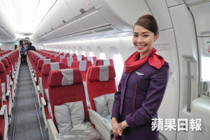 ■香港航空昨日接收首架訂購的A350寬體客機,設334個座位。許頌明攝
■香港航空昨日接收首架訂購的A350寬體客機,設334個座位。許頌明攝