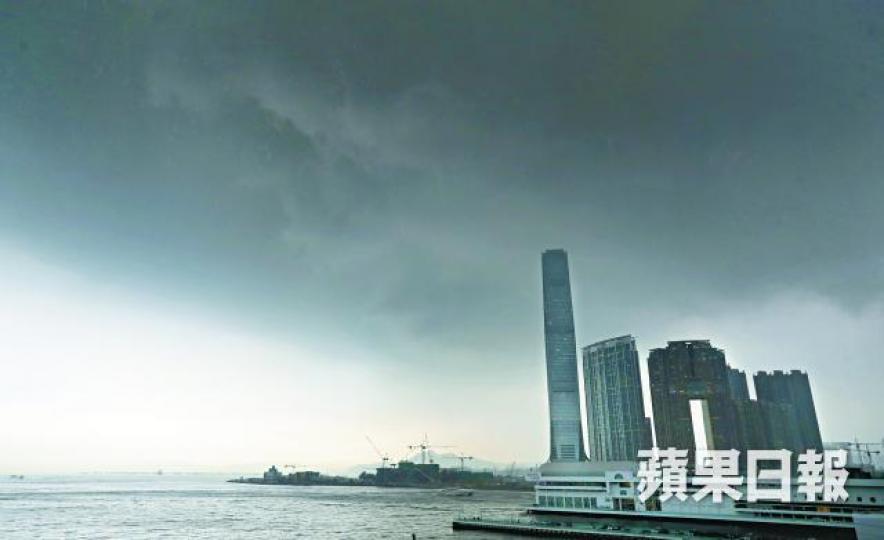 ■天文台指會視乎瑪娃移動情況,考慮是否在今天發出一號戒備信號。謝榮耀攝■昨午有港九小輪渡輪疑被雷電擊中雷達,供電一度中斷。■昨傍晚多區均有驟雨。 ■天文台指會視乎瑪娃移動情況,考慮是否在今天發出一號戒備信號。謝榮耀攝■昨午有港九小輪渡輪疑被雷電擊中雷達,供電一度中斷。■昨傍晚多區均有驟雨。