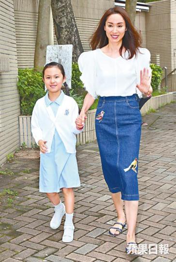 ■郭可盈千叮萬囑後,才目送女兒入校園。DV圖片
■郭可盈千叮萬囑後,才目送女兒入校園。DV圖片