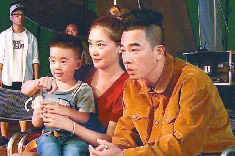 ■陳小春與應采兒對兒子Jasper十分寵愛,希望兒子可以有一個健康成長。微博圖片■首次捬4歲兒子一起演出《爸爸去哪兒5》,小春沒想到節目突然被叫停。微博圖片■由於小春有感與囝囝感情疏離,所以才會提議與Jasper一起拍攝綜藝節目。微博圖片■吳尊帶同兩女兒演出《爸爸去哪兒5》,怎知節目最後不能播出。資料圖片■湖南衛視官方微博仍有轉發藝人消息。 ■陳小春與應采兒對兒子Jasper十分寵愛,希望兒子可以有一個健康成長。微博圖片■首次捬4歲兒子一起演出《爸爸去哪兒5》,小春沒想到節目突然被叫停。微博圖片■由於小春有感與囝囝感情疏離,所以才會提議與Jasper一起拍攝綜藝節目。微博圖片■吳尊帶同兩女兒演出《爸爸去哪兒5》,怎知節目最後不能播出。資料圖片■湖南衛視官方微博仍有轉發藝人消息。