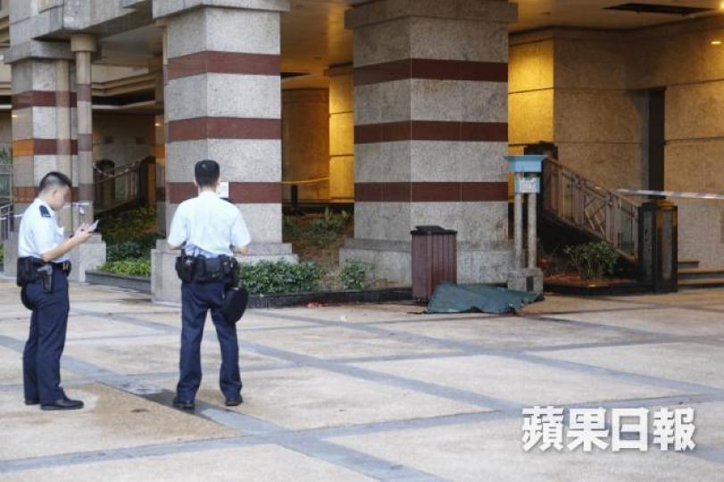 ■警員在男子墮樓現場調查。黃江奇攝
■警員在男子墮樓現場調查。黃江奇攝