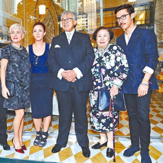 ■鄧永鏘離世前在英國養病,前妻張淑儀(左)、一對子女及家人都留在身邊照顧及探望。■鄧永鏘上星期在英國肺癌離世。 ■鄧永鏘離世前在英國養病,前妻張淑儀(左)、一對子女及家人都留在身邊照顧及探望。■鄧永鏘上星期在英國肺癌離世。