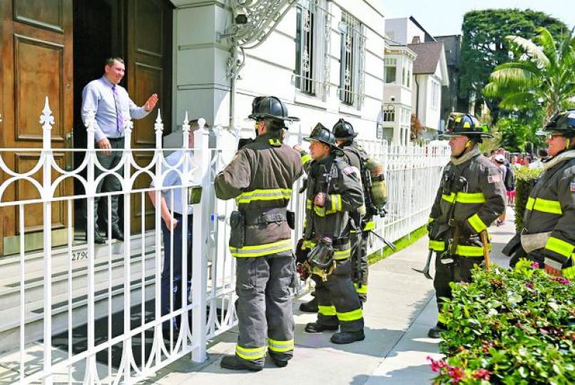 ■總領事館人員拒消防員入內調查。 美聯社
■總領事館人員拒消防員入內調查。 美聯社