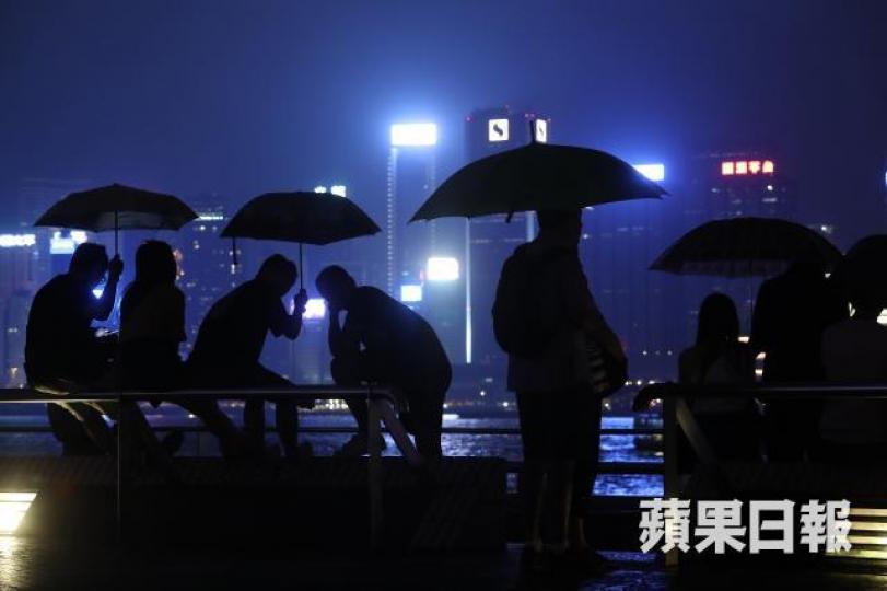 ■天文台預測今日多雲,有狂風驟雨及雷暴,海面有湧浪。 ■天文台預測今日多雲,有狂風驟雨及雷暴,海面有湧浪。