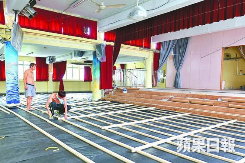 ■學校禮堂換上有避震功能的地板。江俊豪攝
■學校禮堂換上有避震功能的地板。江俊豪攝