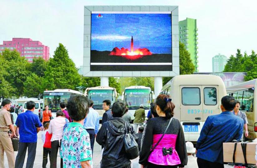 ■平壤巿民從電視觀看「火星-12型」導彈試射。
■平壤巿民從電視觀看「火星-12型」導彈試射。