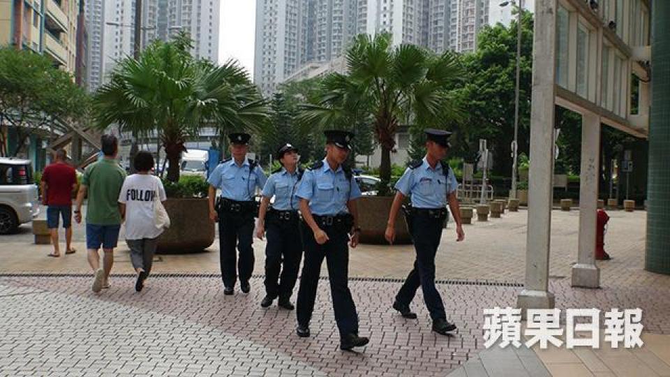 ■警方昨在明德邨加緊巡邏。簡明恩攝
■警方昨在明德邨加緊巡邏。簡明恩攝