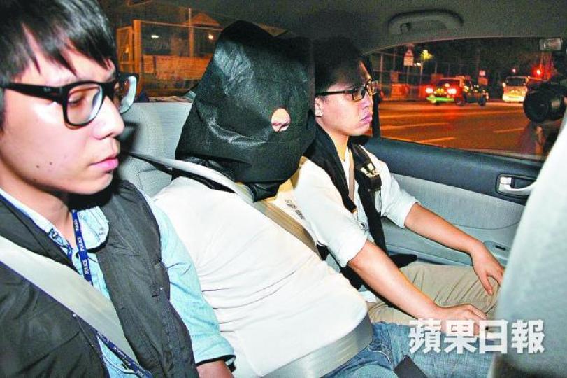 ■警方拘捕涉事的士司機,蒙頭帶署調查。
■警方拘捕涉事的士司機,蒙頭帶署調查。