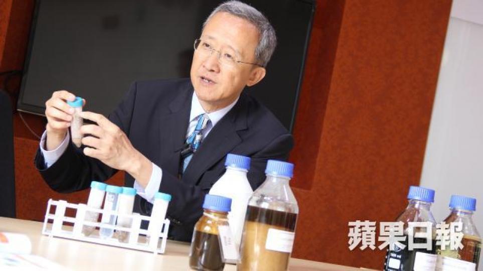 ■張少明指,收集回來的棕櫚硬脂有超過四成為沙石,進行再造程序前須篩走。麥超億攝
■張少明指,收集回來的棕櫚硬脂有超過四成為沙石,進行再造程序前須篩走。麥超億攝
