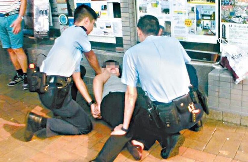 ■求職婦事後被警員制服。麵店老闆提供圖片
■求職婦事後被警員制服。麵店老闆提供圖片