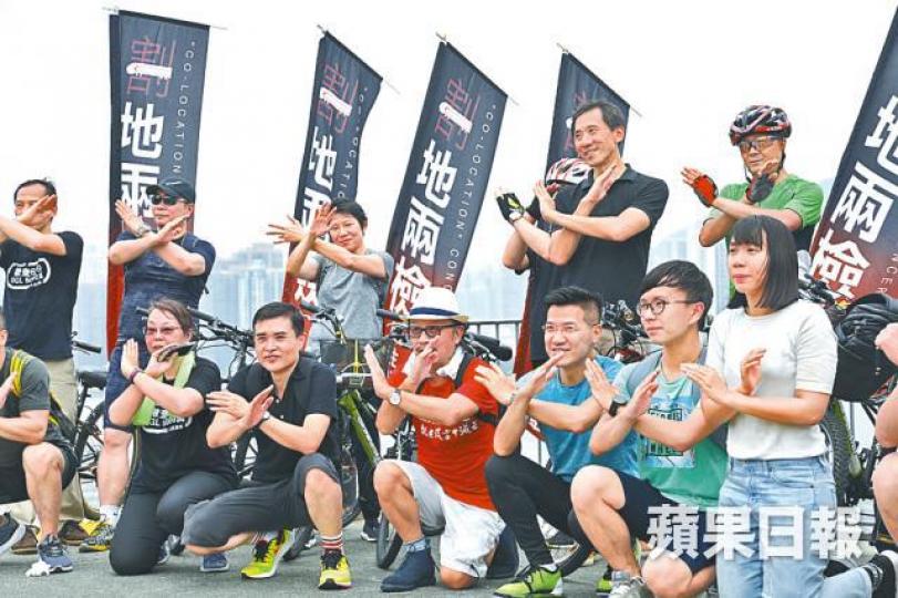 ■姚松炎(後排右二)及范國威(前排右三)昨有份參與單車遊行。王心義攝
■姚松炎(後排右二)及范國威(前排右三)昨有份參與單車遊行。王心義攝