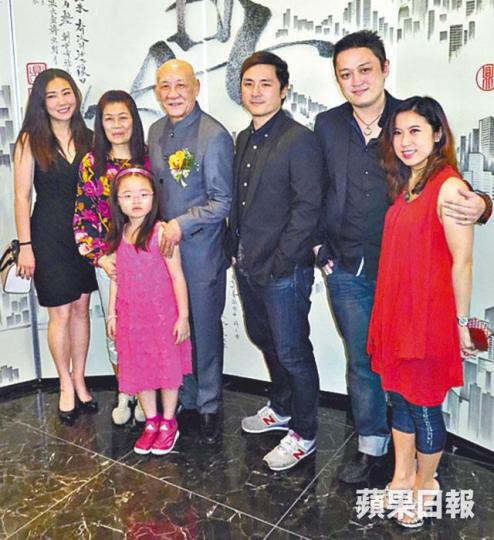 ■鼎爺(左三)的私房菜生意定單多,他揚言兒子和李師奶(左二)都要排隊。
■鼎爺(左三)的私房菜生意定單多,他揚言兒子和李師奶(左二)都要排隊。