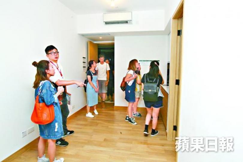 ■城.點售樓處昨人頭湧湧,市傳超額認購9倍。 黃耀興攝
■城.點售樓處昨人頭湧湧,市傳超額認購9倍。 黃耀興攝
