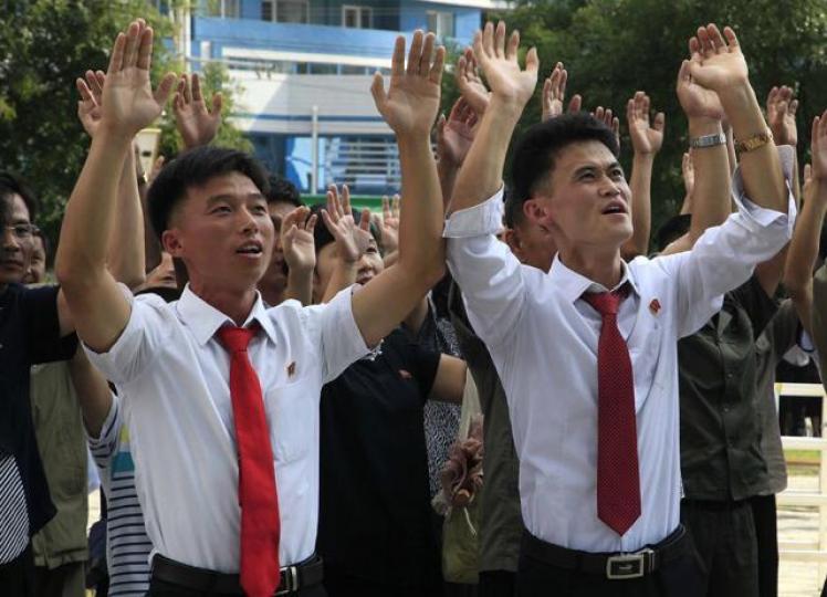 ■平壤民眾在得知北韓試爆氫彈成功的消息後歡呼慶祝。美聯社■北韓領袖金正恩簽署試爆氫彈的命令。有線電視畫面 ■平壤民眾在得知北韓試爆氫彈成功的消息後歡呼慶祝。美聯社■北韓領袖金正恩簽署試爆氫彈的命令。有線電視畫面