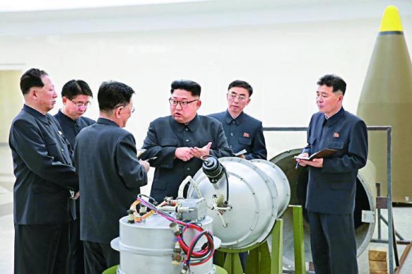 ■今次核試前,北韓發放照片顯示金正恩視察核設施,包括一個懷疑核彈頭。 美聯社 ■今次核試前,北韓發放照片顯示金正恩視察核設施,包括一個懷疑核彈頭。 美聯社